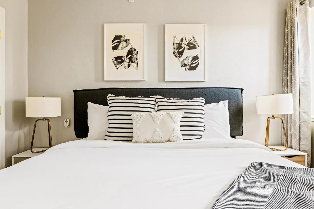Stylish City Retreat - King Beds - Walk To Sloans Lake Denver