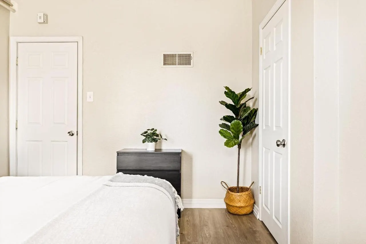 Stylish City Retreat - King Beds - Walk To Sloans Lake Denver Apartment